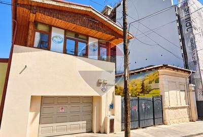 Casă individuală cu 8 camere cu Teren 300 Mp în Periferie