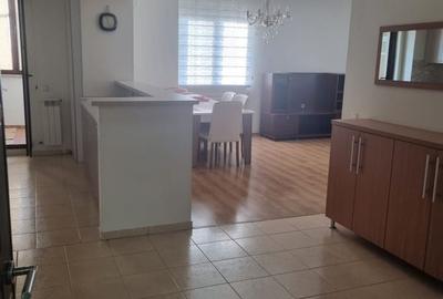 Apartament cu 3 camere decomandat în Runcu