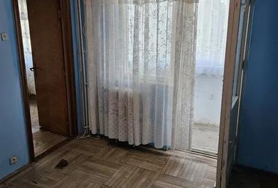 Apartament cu 3 camere semidecomandat în Km 4-5