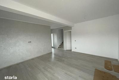Casă cu 4 camere cu Teren 380 Mp în Rediu