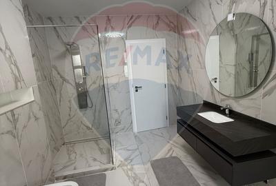 Casă cu 6 camere cu Teren 484 Mp în Central