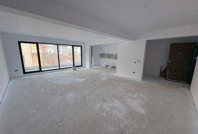 Apartament cu 4 camere semidecomandat în Pipera