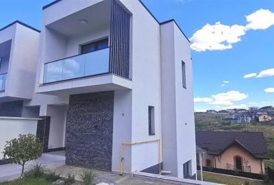 Casă cu 4 camere cu Teren 250 Mp în Ciurea