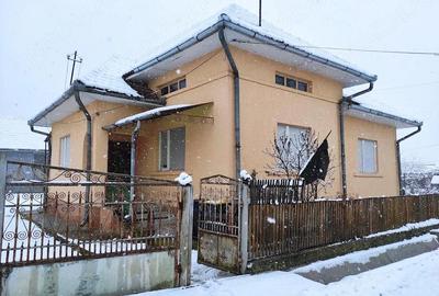 Casă cu Teren 17 Mp în Țicău - 1