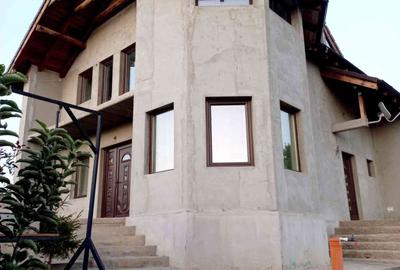 Casă cu 5 camere cu Teren 967 Mp în Exterior Vest
