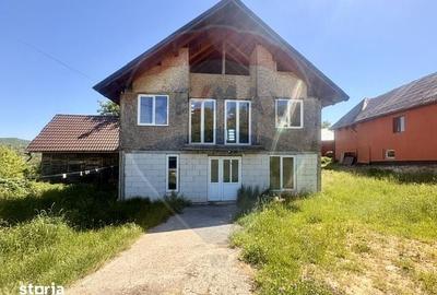 Casă cu 2 camere cu Teren 2744 Mp în Desești - 1