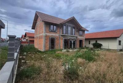 Casă cu 5 camere cu Teren 500 Mp în Central