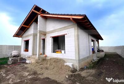 Casă cu 4 camere cu Teren 425 Mp în Micești - 1
