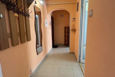 Apartament cu 3 camere semidecomandat în Mioriței