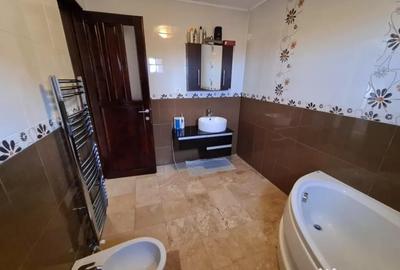 Casă cu 5 camere cu Teren 4500 Mp în Bătești