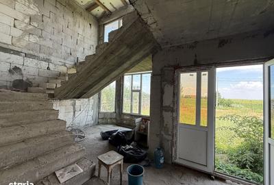 Casă cu 4 camere în Odaia Manolache