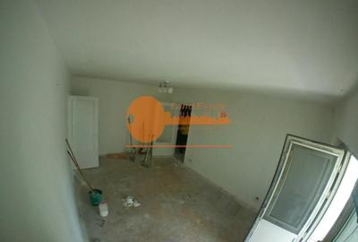 Apartament cu 3 camere semidecomandat în Rahova