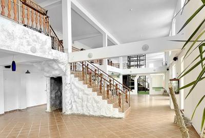 Spațiu comercial, de 1,800 mp, în 13 Decembrie - 3