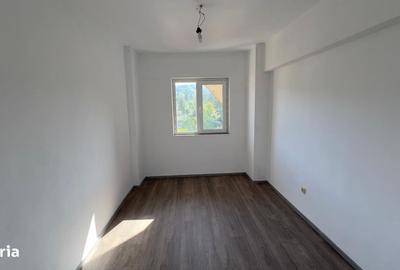 Apartament cu 4 camere decomandat în Petros