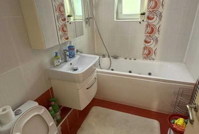 Apartament cu 3 camere decomandat în Drumul Sării