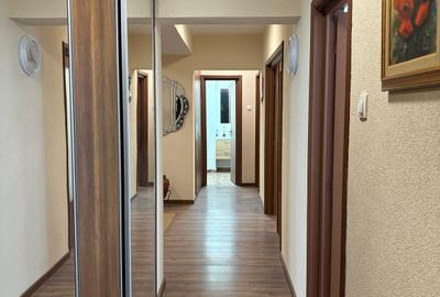 Apartament cu 4 camere decomandat în P-ța Unirii