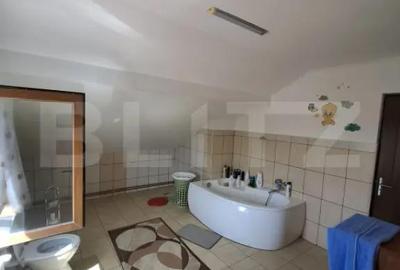 Casă cu 7 camere cu Teren 1550 Mp în Central