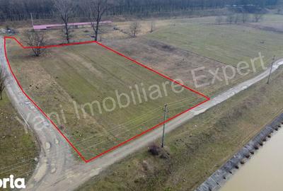 Teren de 5100 mp, în Central