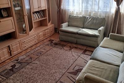 Apartament cu 3 camere semidecomandat în Craiovița Nouă