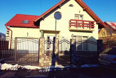 Casă cu 7 camere în Dumbrăvița