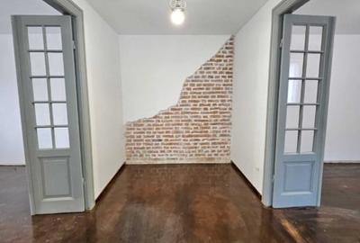 Închiriez casă la curte , ideal pentru amenajare  birou - 1