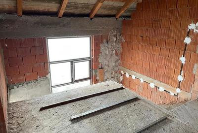 Vand Casa ?i Teren in Raturile Medie?ului - 1