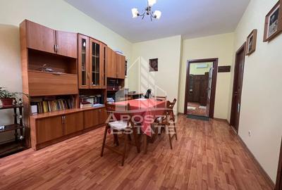 Apartament cu 3 camere semidecomandat, mobilat în Central