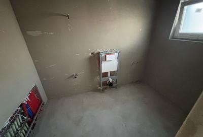 Casă cu 3 camere semidecomandat în Moșnița Nouă