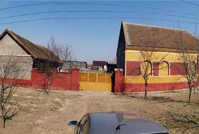 Casă cu 4 camere cu Teren 2900 Mp în Central - 2