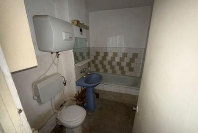 Apartament cu 2 camere decomandat în Km 5 - 5