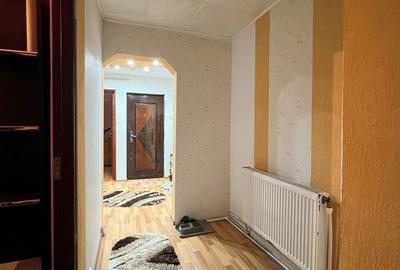 Apartament cu 3 camere decomandat în Scornicești