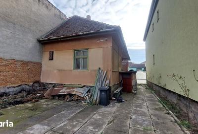 Casă cu 2 camere cu Teren 329 Mp în Central