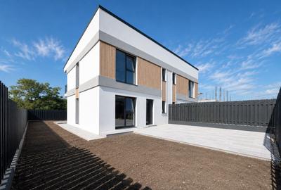 Duplex cu 4 camere cu Canalizare în Bucium