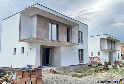 Casă cu 7 camere cu Canalizare în Noua - 15