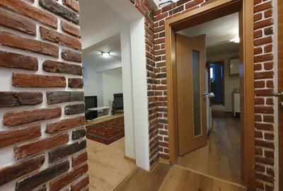 Apartament două camere, ultracentral, demisol, mobilat, loc de parcare  inclus - 1