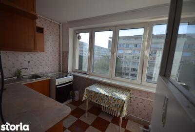 Apartament cu 3 camere semidecomandat în Vatra Luminoasă