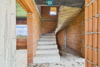 Casă cu 5 camere cu Teren 600 Mp în Săcălaz