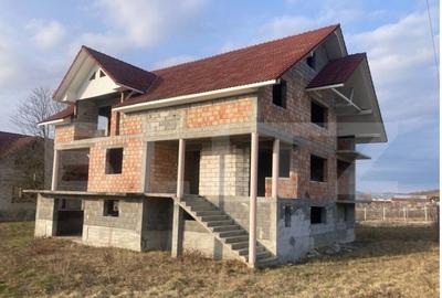 Casa de vanzare la ro?u,500 mp utili poten?ial Unic, loc - 18