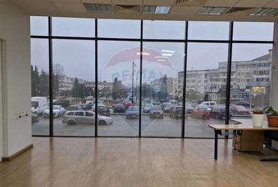 Spațiu comercial, de 295 mp, în Central - 4