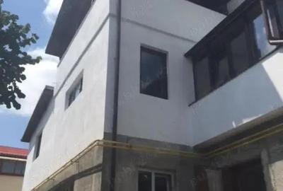 Casă cu 4 camere cu Teren 300 Mp în Central
