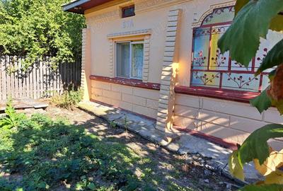 Casă cu 5 camere cu Teren 2272 Mp în Costești