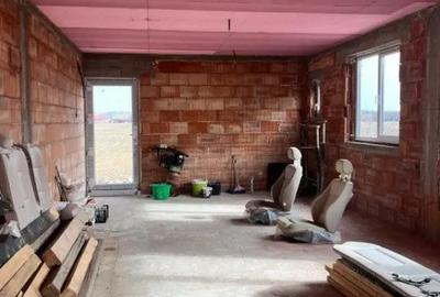 Casă cu 5 camere cu Teren 3100 Mp în Măneuți - 6