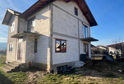 Casă cu 3 camere cu Teren 500 Mp în Central - 1