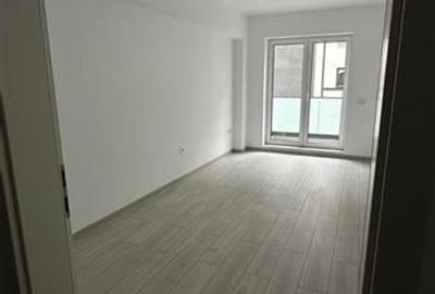 Apartament cu 4 camere decomandat în Tractorul