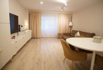 Apartament cu 4 camere semidecomandat în Victoriei