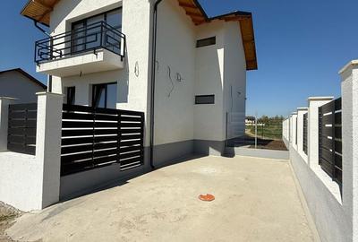 Casă cu 5 camere cu Teren 490 Mp în Păulești - 2