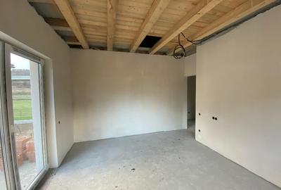 Casă cu 4 camere cu Teren 400 Mp în Luna - 6