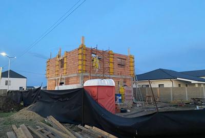 Proprietar . Casa individuala P+1Etaj. 3 Dormitoare. 1 Birou. 3 Bai. Carport - 14