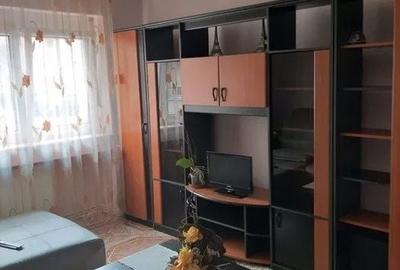 Apartament cu 3 camere semidecomandat în Micro 16 - 2
