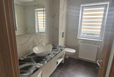 Apartament cu 3 camere, mobilat în Central